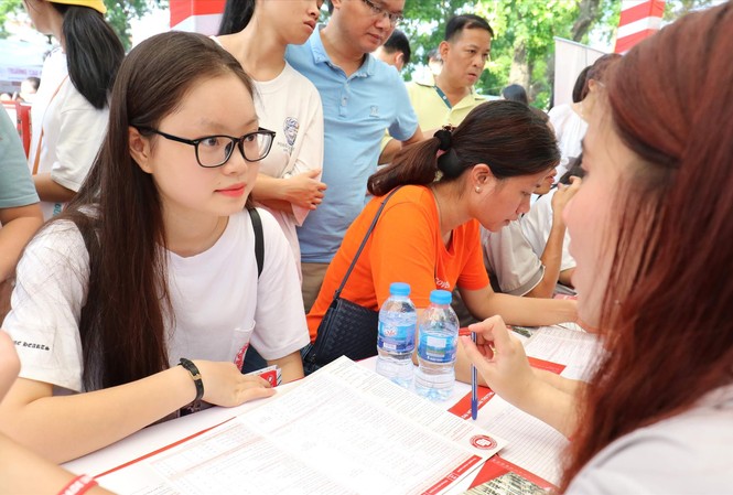 Ðiều chỉnh nguyện vọng xét tuyển ÐH: Thí sinh không nên vội Thí sinh được tư vấn trước khi điều chỉnh nguyện vọng. Ảnh: Như Ý