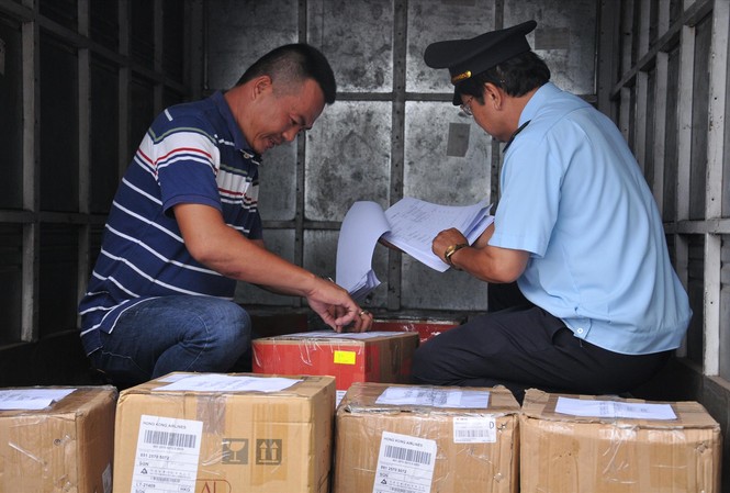 Nợ thuế 'khủng', nhiều doanh nghiệp bỏ trốn Hải quan kiểm tra việc kê khai hàng hóa của một doanh nghiệp. Ảnh: Tuấn Nguyễn