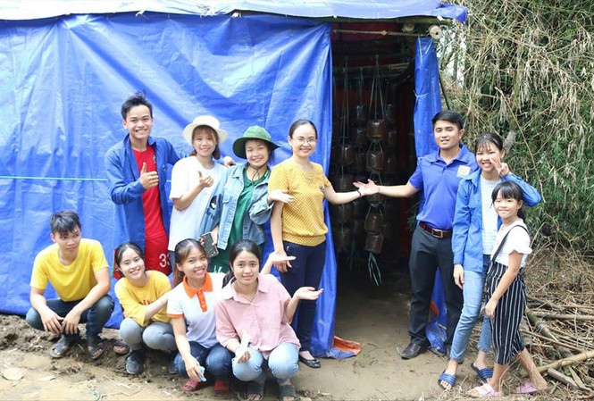 'Cõng” tri thức về vùng khó Các thầy cô và nhóm sinh viên chuyển giao công nghệ trồng nấm bào ngư trong chiến dịch Mùa hè xanh năm 2018 của ÐH Sư phạm (ÐH Ðà Nẵng) tại xã Duy Phước (huyện Duy Xuyên). Ảnh: NVCC