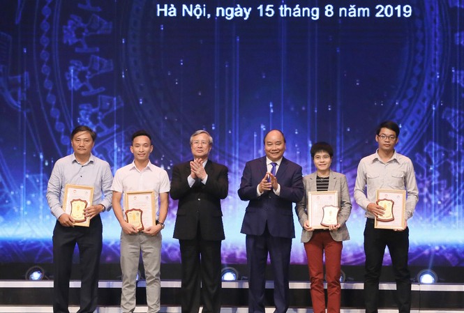Kỳ vọng vào báo chí trong phòng, chống tham nhũng Thủ tướng Nguyễn Xuân Phúc và Ủy viên Bộ Chính trị, Thường trực Ban Bí thư Trần Quốc Vượng trao giải cho các tác giả đạt giải A. Ảnh: Như Ý
