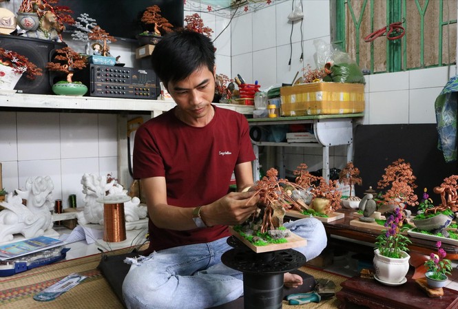 Khởi nghiệp từ 50 nghìn đồng, biến hóa dây đồng thành bonsai nghệ thuật Huỳnh Chí Cường làm cây bonsai dây đồng theo đơn đặt hàng của khách hàng. Ảnh: Kim Hà