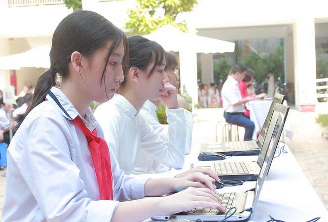 Thi THPT Quốc gia trên máy tính: Còn nhiều băn khoăn Việc tổ chức thi trên máy cần chuẩn bị kỹ càng và có lộ trình để thí sinh làm quen. Ảnh: Ngọc Châu