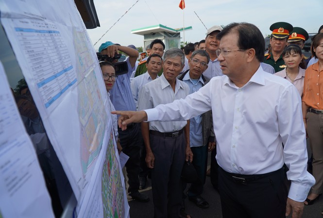 Giải phóng mặt bằng dự án sân bay Long Thành: Quá chậm Phó Thủ tướng Trịnh Ðình Dũng thị sát và gặp gỡ người dân ở khu vực xây dựng Sân bay Long Thành