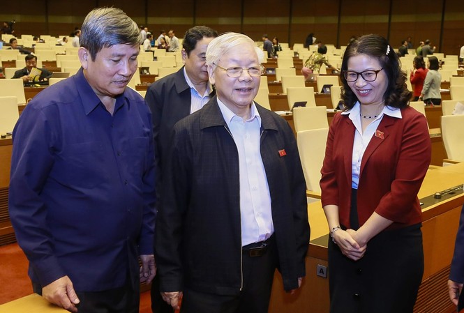 Ðưa cán bộ tham nhũng ra khỏi bộ máy Tổng Bí thư, Chủ tịch nước Nguyễn Phú Trọng trao đổi với các đại biểu bên lề phiên chất vấn. Ảnh: Như Ý