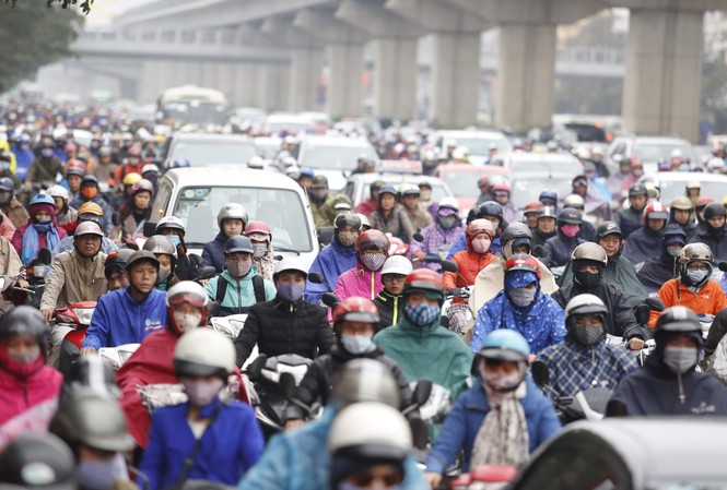 Người Hà Nội thở cùng ô nhiễm đến bao giờ? Nhiều đường phố Hà Nội lại chìm trong khói bụi trong những ngày vừa qua. Ảnh: Như Ý