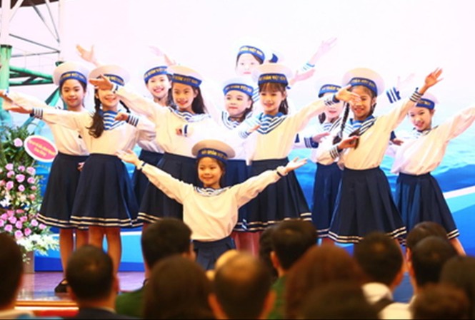 Kết nối những trái tim hướng về Hoàng Sa, Trường Sa CLB “Vì Hoàng Sa, Trường Sa thân yêu” giúp thanh thiếu nhi Việt Nam hiểu đúng đắn, sâu sắc hơn về bản chất cuộc đấu tranh chính nghĩa của dân tộc ta trong quá trình bảo vệ vững chắc chủ quyền biển, đảo thiêng liêng của Tổ quốc. ẢNH: BẢO ANH