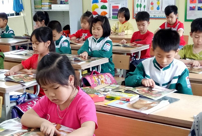 Ðổi mới sách giáo khoa, giáo viên đối mặt nhiều thách thức Từ năm học 2020 - 2021 học sinh lớp 1 sẽ học SGK mới. Ảnh: Hồng Vĩnh