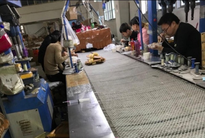 Vấn nạn lao động 'chui': Rủi ro và cạm bẫy Lao động “chui” làm việc trong một xưởng sản xuất dép ở Trung Quốc (ảnh do lao động cung cấp)