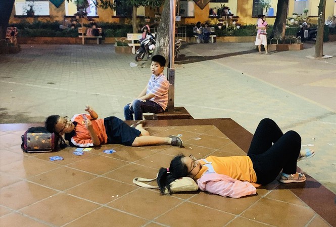 Bộ cứ cấm, giáo viên cứ dạy Học sinh vạ vật, mệt mỏi sau một ngày học ở trường tiểu học