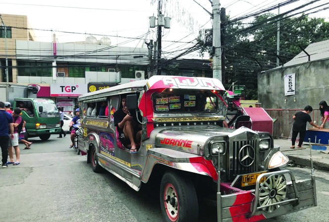 Pedicab và Jeepney, chào Manila! Xe Jeepney trên đường phố Manila