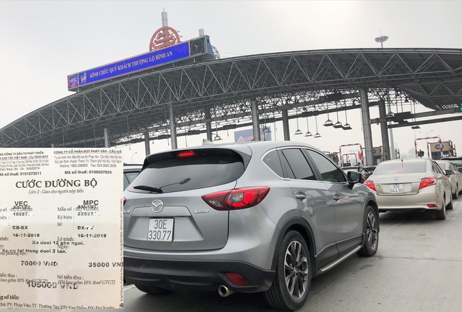 Nộp tiền, dán thẻ không dừng rồi 'xếp kho' Từ 1/1/2019, trạm BOT Pháp Vân-Cầu Giẽ phải thanh toán phí không dừng nhưng Chủ nhật vừa qua, trạm này vẫn thu tiền mặt, phát biên lai giấy. Ảnh: Anh Trọng