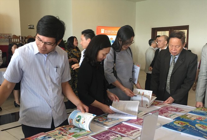 Còn nhiều băn khoăn về sách giáo khoa vừa công bố Ai sẽ được chọn SGK mới? Ảnh: Nghiêm Huê