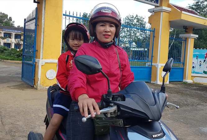 8 năm làm 'xe ôm' miễn phí cho trò nghèo 3 năm nay chị Hải đưa đón bé Nguyễn Thị Thu Thủy đến trường. Ảnh: H.V