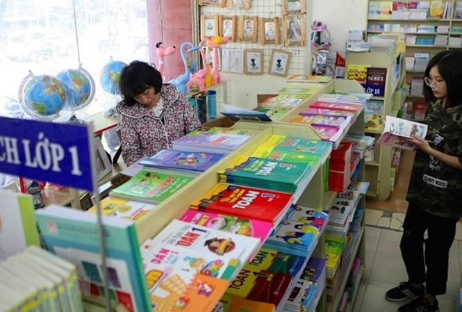Các trường được chọn SGK lớp 1, giáo viên 'xoay xở' thế nào? Theo quy định, UBND các tỉnh vẫn chưa được chọn SGK cho học sinh. Ảnh: P.V