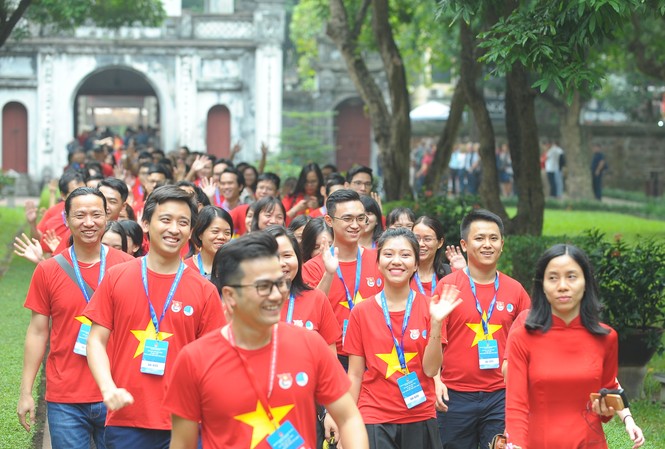 Khai mạc Diễn đàn Trí thức trẻ VN toàn cầu lần thứ II: Phát huy trí tuệ Việt Chiều 26/11, các đại biểu tham dự Diễn đàn Trí thức trẻ Việt Nam toàn cầu lần thứ hai 2019 tham quan Văn Miếu - Quốc Tử Giám. Ảnh: Xuân Tùng