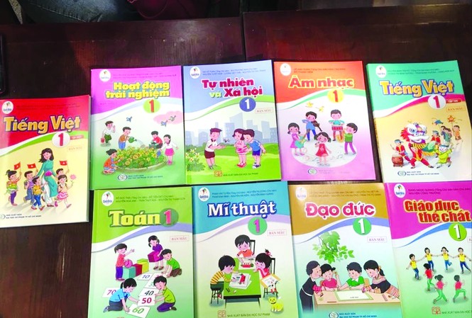 Chọn SGK: Vừa đá bóng, vừa thổi còi Liệu học sinh TPHCM có cơ hội được học những bộ SGK khác, ngoài bộ “Chân trời sáng tạo”? Ảnh:Nghiêm Huê