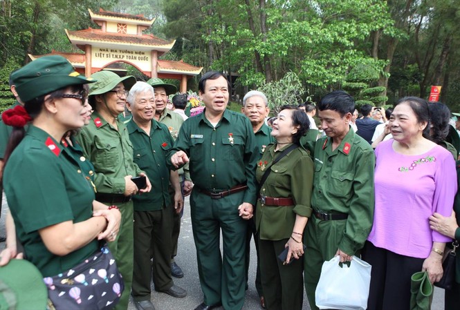 Phát huy truyền thống anh hùng, nghĩa tình đồng đội Ông Vũ Trọng Kim, Chủ tịch T.Ư Hội cựu TNXP Việt Nam cùng đồng đội tri ân các Anh hùng Liệt sĩ, Gia đình có công nhân kỷ niệm 50 năm Ðường mòn Hồ Chí Minh. Ảnh: TNXP