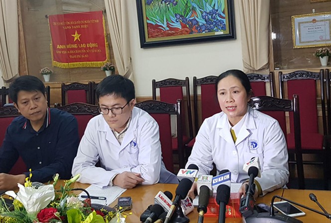 Vụ cắt đôi que thử HIV, viêm gan B ở BV Saint Paul: Phát hiện hàng loạt sai phạm Bà Trần Liên Hương, Phó giám đốc BV trả lời báo chí về vụ gian lận. Ảnh: T.Hà