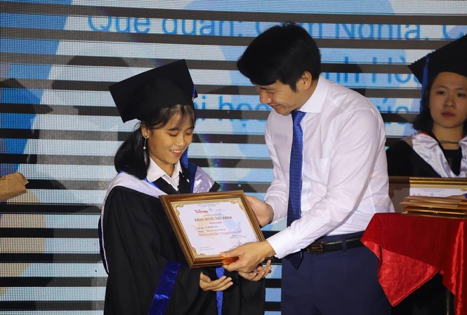 Chương trình ý nghĩa, có sức lan tỏa rất lớn Anh Nguyễn Ngọc Lương, Bí thư Trung ương Ðoàn trao học bổng cho thủ khoa