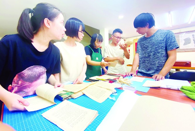 Vợ chồng bác sĩ giấy (thứ 2-3 từ phải sang) cùng học trò ở Hán Nôm Ðường

