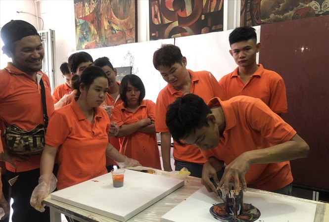 Rũ vỏ ốc cô đơn, hòa mình vào hội họa Không chỉ trao “cần câu cơm”, họa sĩ Văn Y còn tổ chức lớp vẽ miễn phí dành cho người khiếm thính, trao cơ hội cho họ tự tin hòa nhập
cộng đồng
Ảnh: Uyên Phương