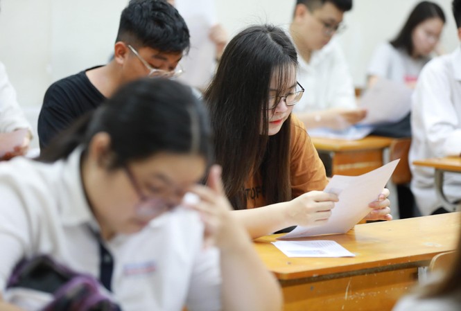 Nâng điểm chuẩn để đánh trượt thí sinh: Trách nhiệm thuộc về ai? Nhiều trường nâng điểm để đánh trượt thí sinh
Ảnh: Hồng Vĩnh