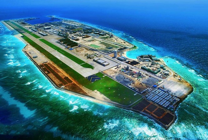EU ủng hộ giải quyết vấn đề biển Đông dựa trên luật pháp quốc tế Đá Chữ Thập bị Trung Quốc cải tạo thành đảo nhân tạo rồi xây dựng nhiều công trình trên đó
Ảnh: People’s Daily