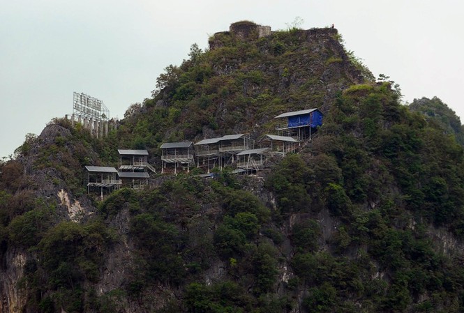Hai dự án vi phạm ở Hà Giang: Bộ Văn hóa đề nghị xử lý nghiêm Dự án thang máy ngắm cảnh tham quan di tích Đồn Cao (huyện Đồng Văn, tỉnh Hà Giang)
Ảnh: Xuân Tùng