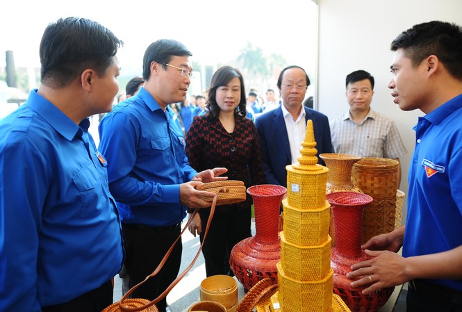 Nhiều mô hình hành động giảm rác thải nhựa Bí thư thứ nhất T.Ư Đoàn Lê Quốc Phong, Thứ trưởng Bộ TN&MT Võ Tuấn Nhân, Phó Bí thư Tỉnh ủy Bắc Ninh Đàm Thị Lan tham quan các gian hàng
