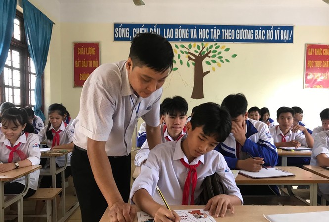 Những bức tranh phấn trắng của thầy Hùng Một giờ học mỹ thuật