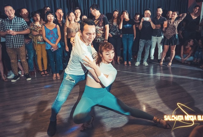 Hơn cả khiêu vũ Các bạn trẻ hoà mình trong những điệu nhảy Salsa, Bachata hay Kizomba