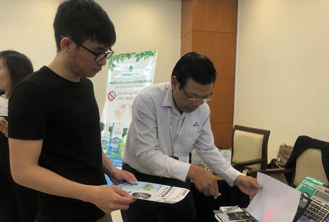 Tem chống giả cũng bị làm giả Doanh nghiệp rất bức xúc trước sản phẩm bị làm giả nhưng cũng ngại lên tiếng. Ảnh: chiếu đèn laser lên tem chống giả để phân biệt hàng thật - giả
