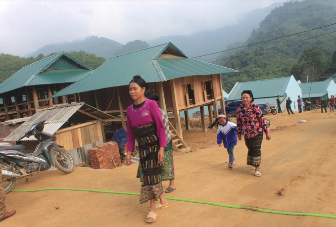 Dân vùng lũ hết cảnh ở nhờ Đồng bào vùng lũ Sa Ná, xã Na Mèo, huyện Quan Sơn (Thanh Hoá) chuyển đến nơi tái định cư mới sáng 29/11/2019