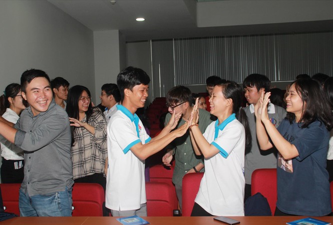 Hoc bổng nâng bước thủ khoa 2019: Ngày thu hoạch nhiều kiến thức, kỹ năng Các sinh viên tham gia buổi giao lưu
Ảnh: NGÔ TÙNG