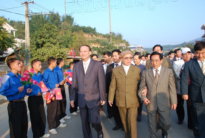 Gió đưa cụ Vĩnh về trời Tướng Nguyễn Trọng Vĩnh trong dịp kỷ niệm 60 năm Ngày Quân tình nguyện và chuyên gia giúp bạn Lào tại Sầm Nưa (Lào)
Ảnh: Xuân Ba