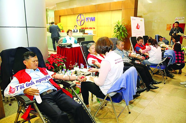 Hàng nghìn cán bộ, công nhân viên ngành điện tham gia hiến máu cứu người Hàng nghìn cán bộ, công nhân viên ngành điện tham gia hiến máu cứu người