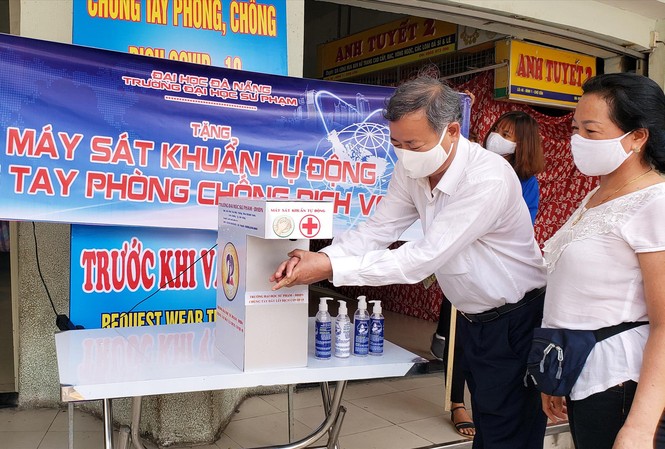 Thầy trò ĐH Sư phạm sáng chế máy rửa tay tự động Máy rửa tay sát khuẩn tự động đặt ở cổng chính chợ lớn thành phố Đà Nẵng
Ảnh: G.T