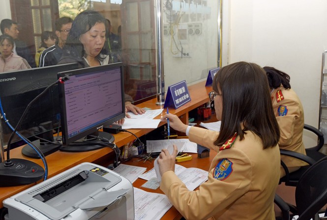 Bộ GTVT đề xuất thay đổi, phân loại giấy phép lái xe: Rắn vẽ thêm chân? Theo Dự thảo Luật Giao thông đường bộ sửa đổi, người có bằng lái xe do Việt Nam cấp sẽ không phải đổi bằng lái quốc tế khi ra nước ngoài
Ảnh: Như Ý