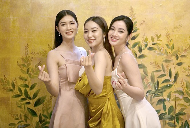 Vòng Bán kết toàn quốc Hoa hậu Việt Nam 2020: Nét duyên thiếu nữ miền Tây Thiếu nữ miền Tây (từ trái qua) Lê Thị Kim Ngân, Nguyễn Lê Phương Thảo và Nguyễn Thị Cẩm Đan hội ngộ tại Hà Nội
