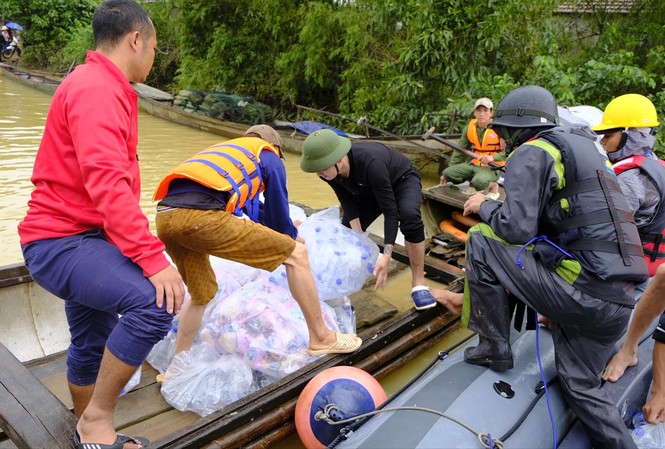 Vớt người trên đỉnh lũ Hơn 20.000 suất quà đã đến người dân vùng lũ kịp thời nhất