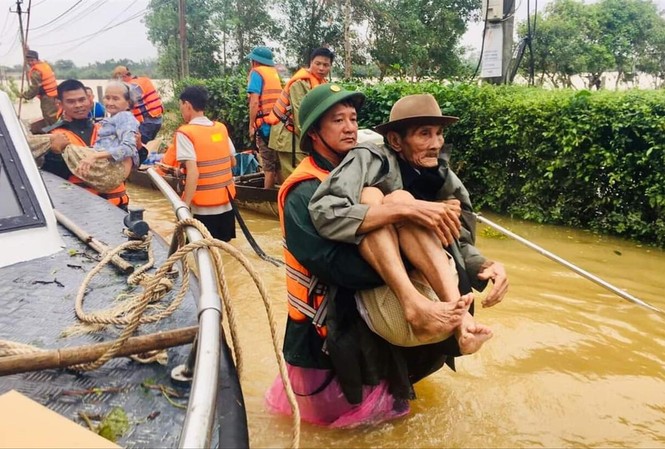 Kết nối yêu thương trong giông bão BĐBP Quảng Trị sơ tán người dân đến nơi an toàn trong bão lũ, tháng 10/2020
ẢNH: CTV