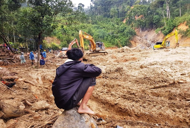 Nỗi đau Trà Leng: Cảnh báo sạt lở được không? Người thân dõi theo cuộc tìm kiếm của lực lượng chức năng tại hiện trường vụ sạt lở xã Trà Leng, huyện Nam Trà My, Quảng Nam
ảnh: H. Thọ