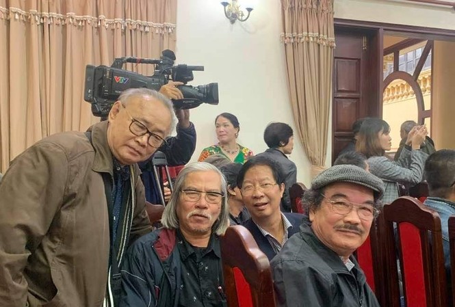 Chuyện làng Văn: Vắng một chữ Hài? Nguyễn Hiếu (đội mũ) trong Lễ kỷ niệm 100 năm ngày sinh Kim Lân
