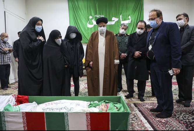 Vì sao nhà khoa học Iran Mohsen Fakhrizadeh bị ám sát? Bộ trưởng Tư pháp Iran Ayatollah Ebrahim Raisi bày tỏ lòng thành kính trước thi thể nhà khoa học Mohsen Fakhrizadeh
ảnh: Mizan/AP