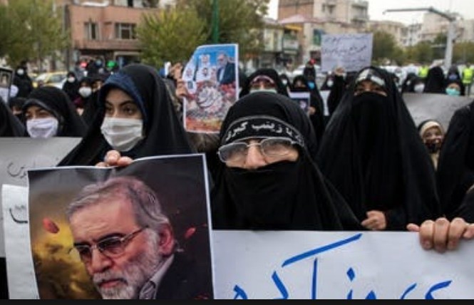 Iran tiến thêm một bước đến vũ khí hạt nhân Người dân Iran cầm ảnh chân dung ông Mohsen Fakhrizadeh trong cuộc biểu tình tại Tehran ngày 28/11
ảnh: AP