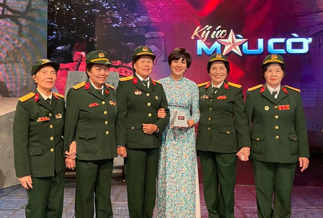 Huyền thoại về Đội nữ lái xe Trường Sơn Bà Vân (ngoài cùng bên phải) tham dự chương trình Ký ức màu cờ