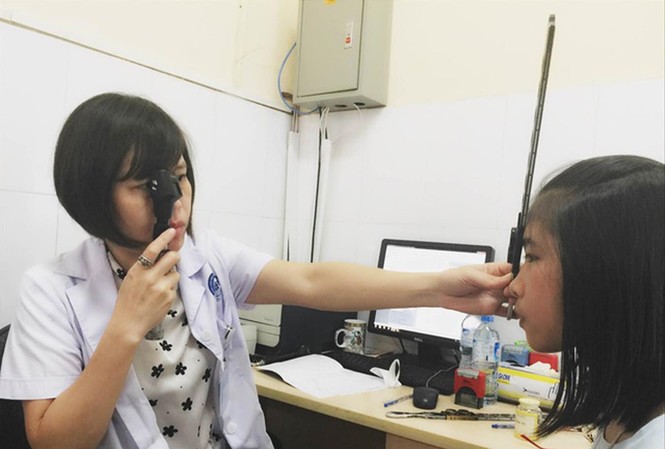 Hệ lụy khôn lường khi trẻ đeo kính sai số Trẻ cần được khám thị lực đúng kỹ thuật. Ảnh: T.H