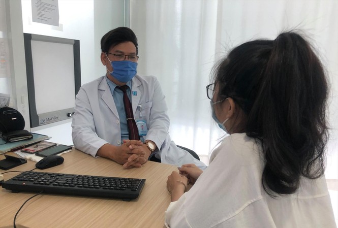 Bệnh rối loạn tâm thần tấn công người trẻ BS Trần Minh Khuyên khám bệnh cho người trẻ có dấu hiệu liên quan đến tâm thần
Ảnh: Uyên Phương