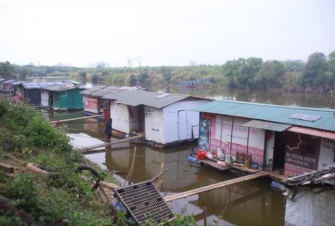 Xóm nổi ven sông Hồng trong giá buốt Khu nhà nổi ở bãi giữa sông Hồng.
Ảnh: Duy Phạm