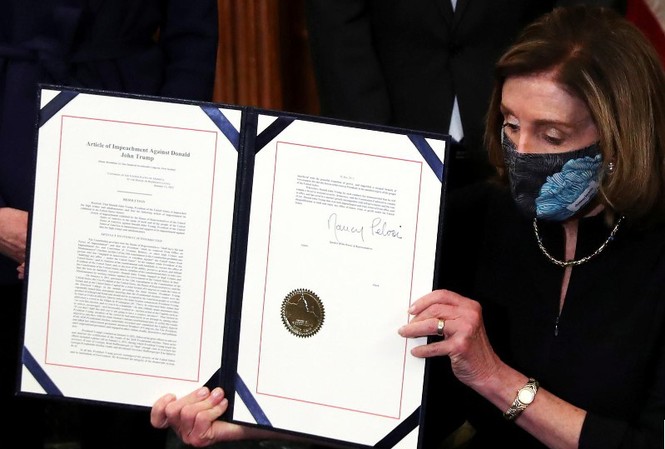Tổng thống Trump 'đi vào lịch sử' Chủ tịch Hạ viện Nancy Pelosi trưng ra văn bản thông qua việc luận tội tổng thống Trump sau khi ký phê chuẩn
ảnh: Reuters